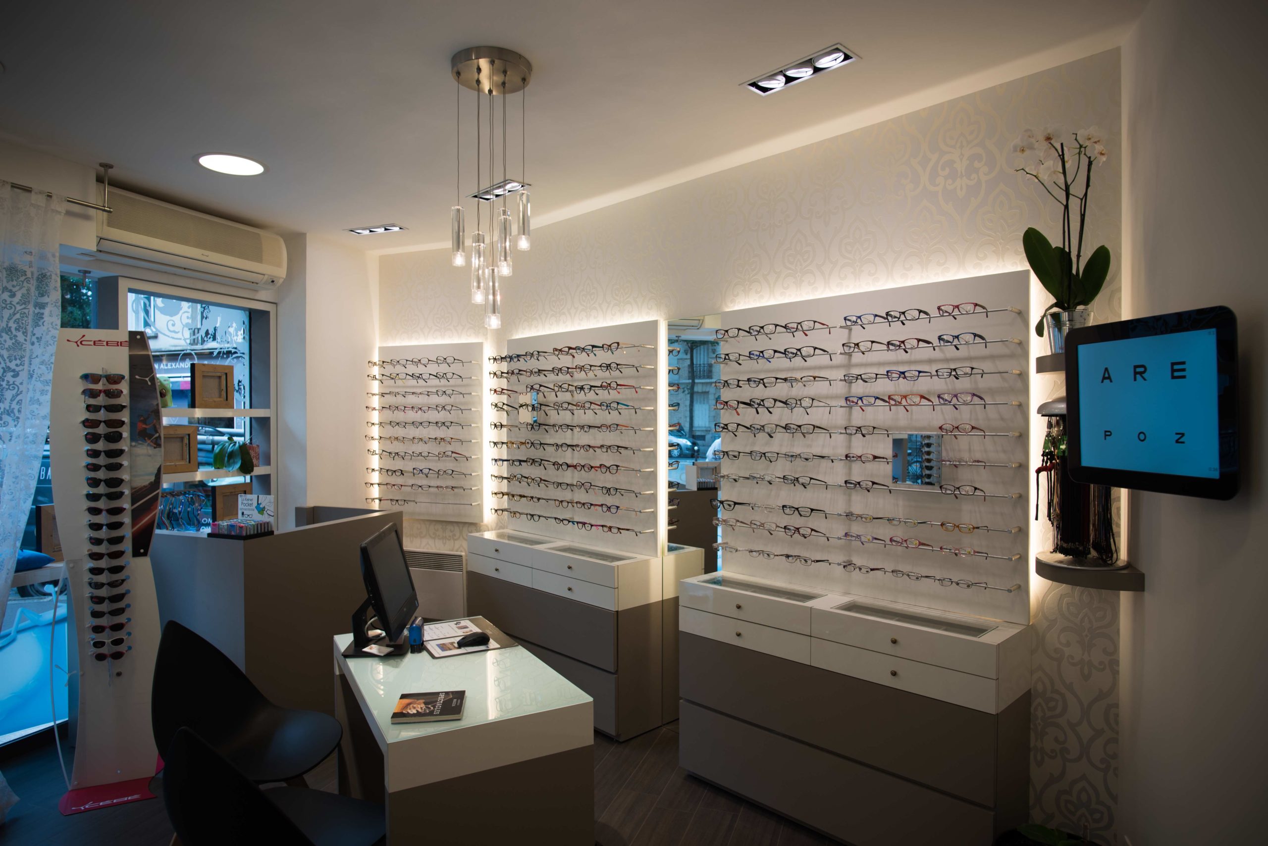 Intérieur de l'atelier-boutique Reg Art Optique, avenue de Versailles à Paris 16e