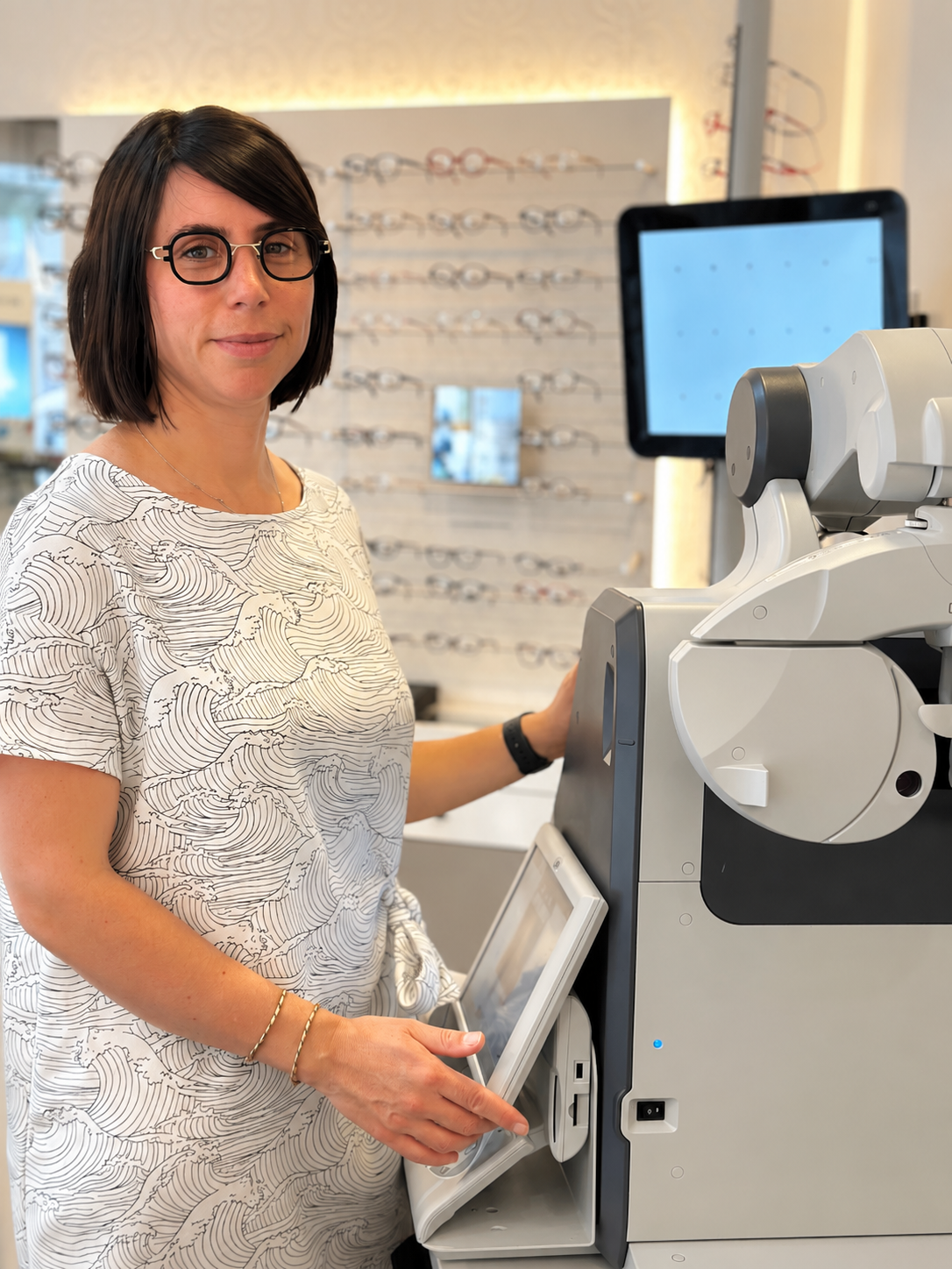 Aurélie, opticienne diplômée, dans l'atelier-boutique Reg Art Optique