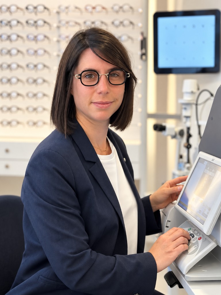Aurélie Hecker, gérante de Reg Art Optique, opticienne diplômée à Paris 16e
